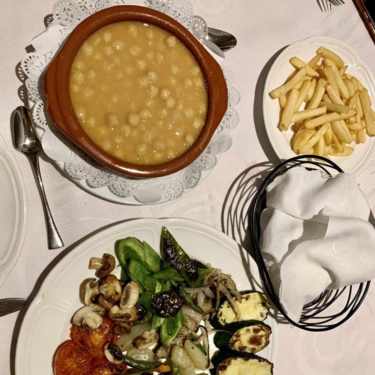 Sopa de garbanzos y vegetales a la parrilla