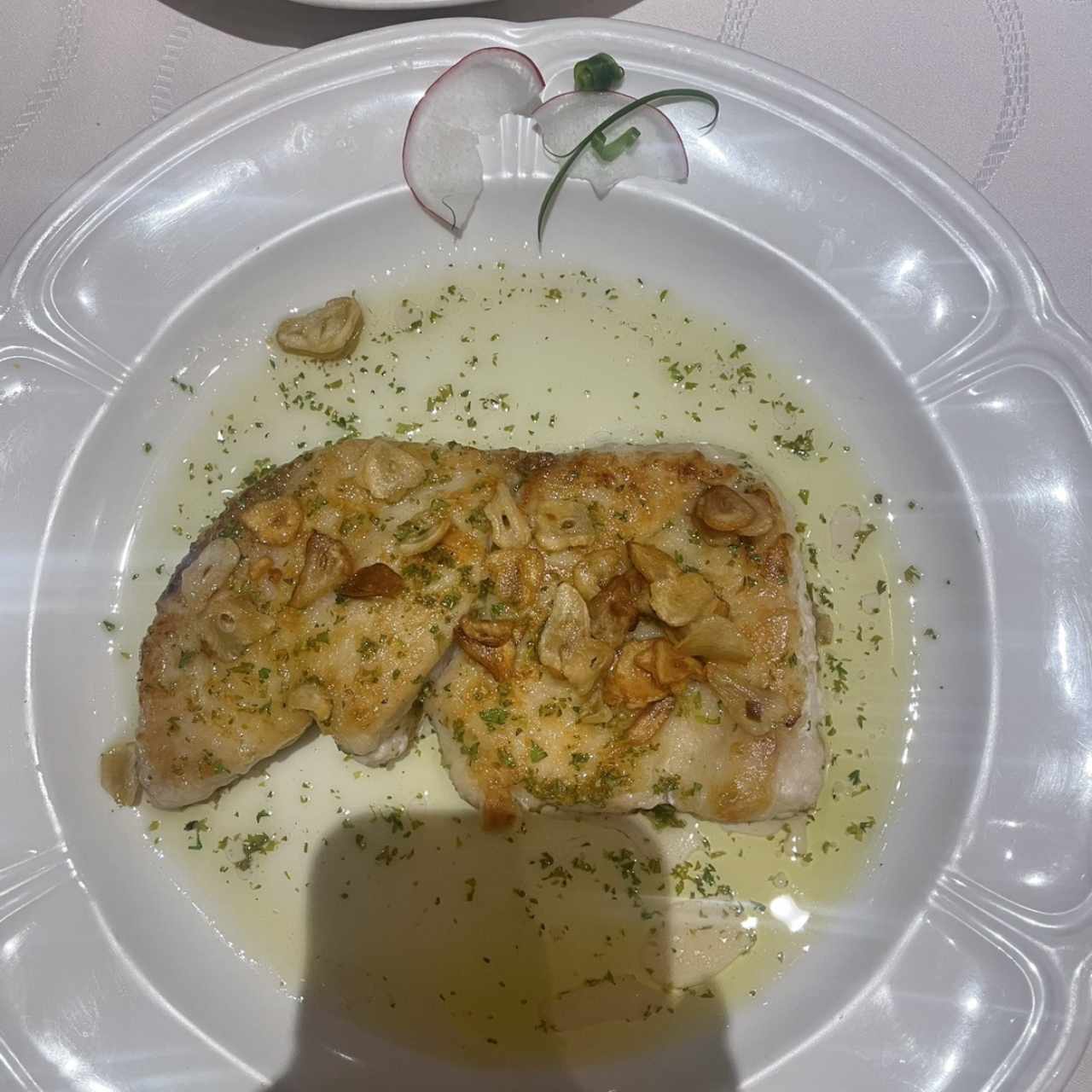 Mero a la Plancha con Cebolla y Pimientos Asados