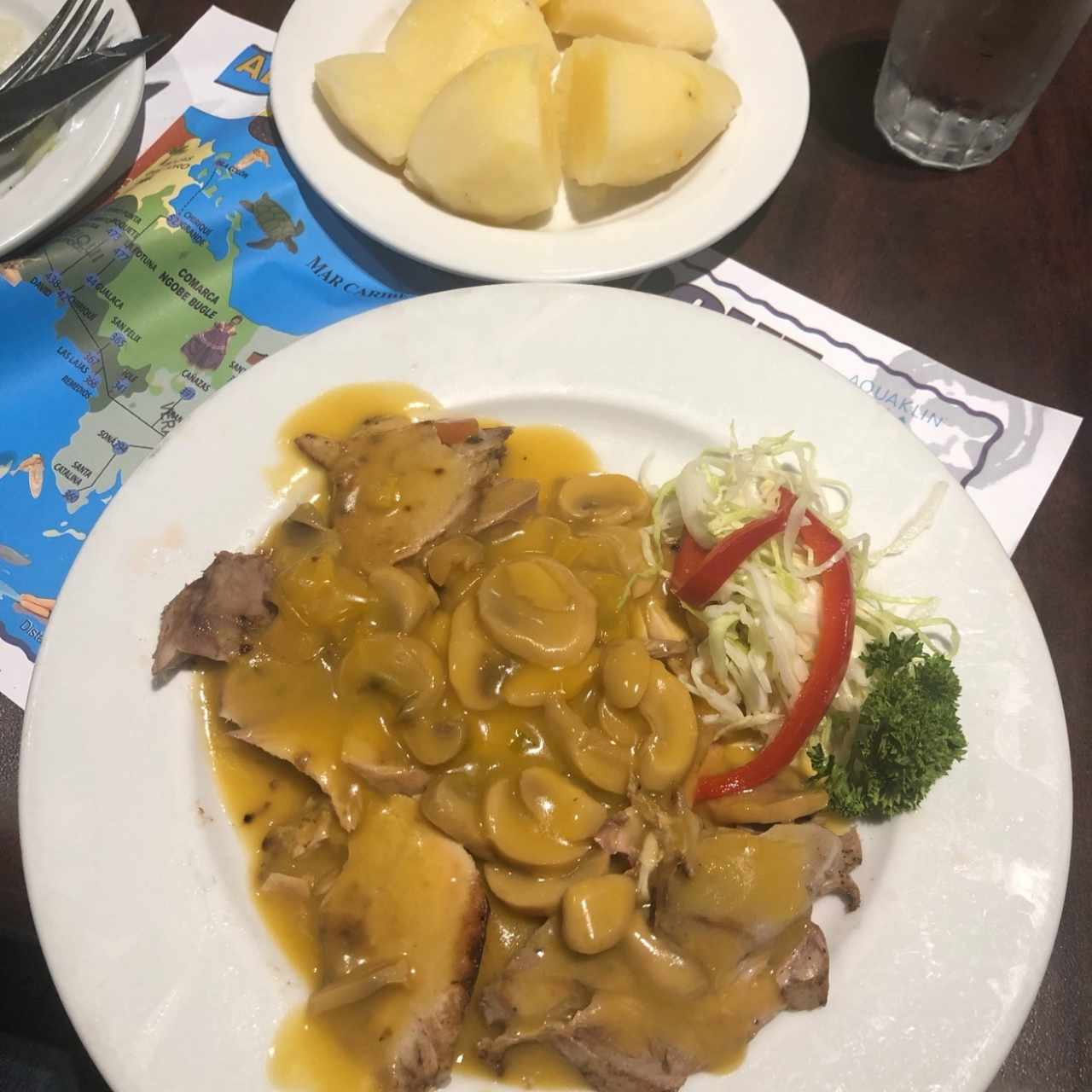 Pernil con salsa de champiñones