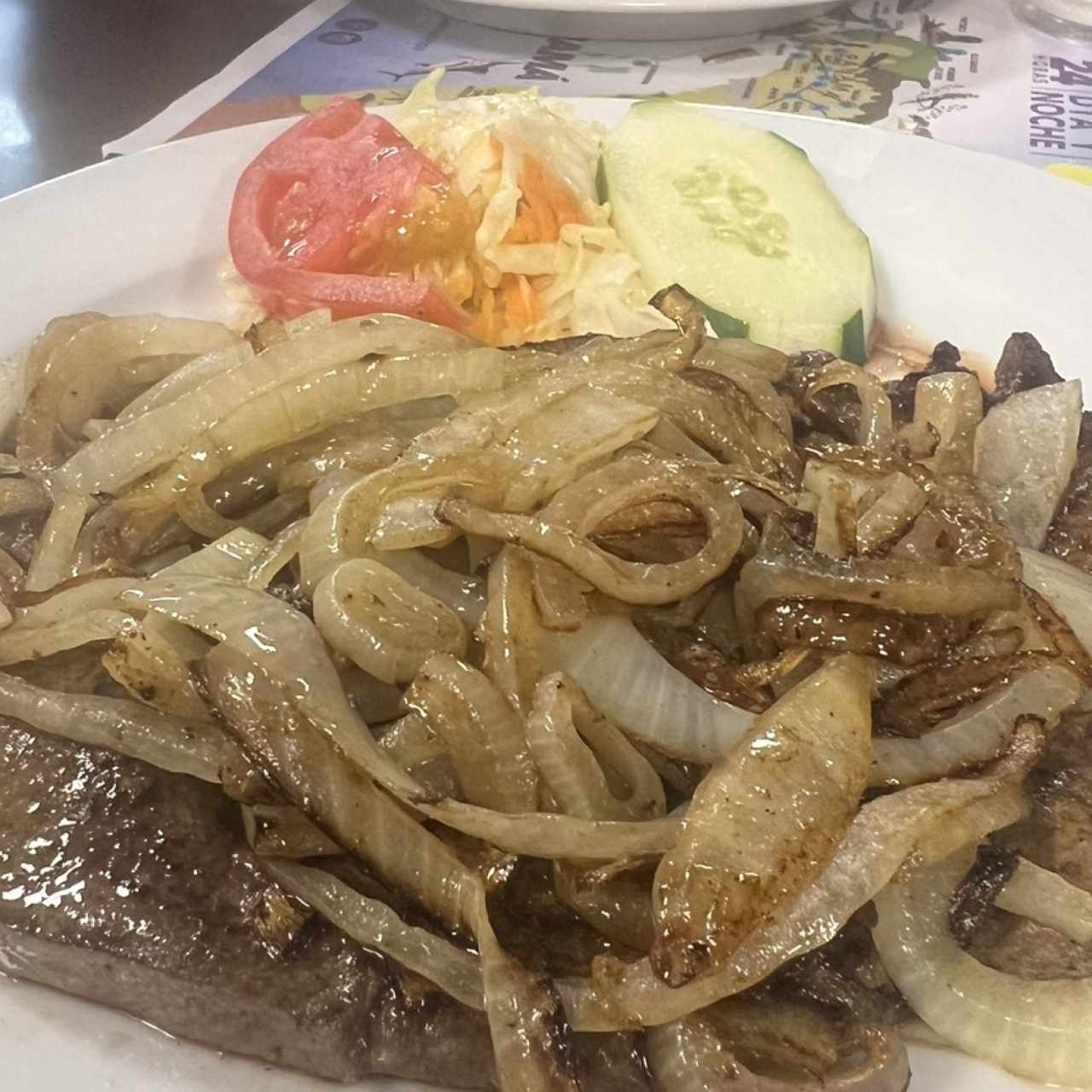 Bistec de hígado encebollado