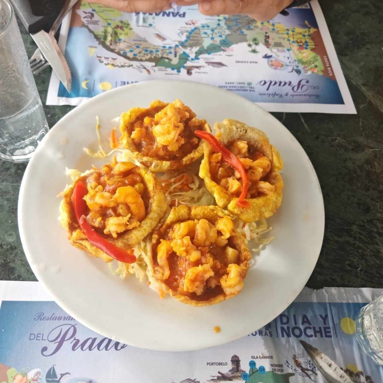 Patacones rellenos con camarones