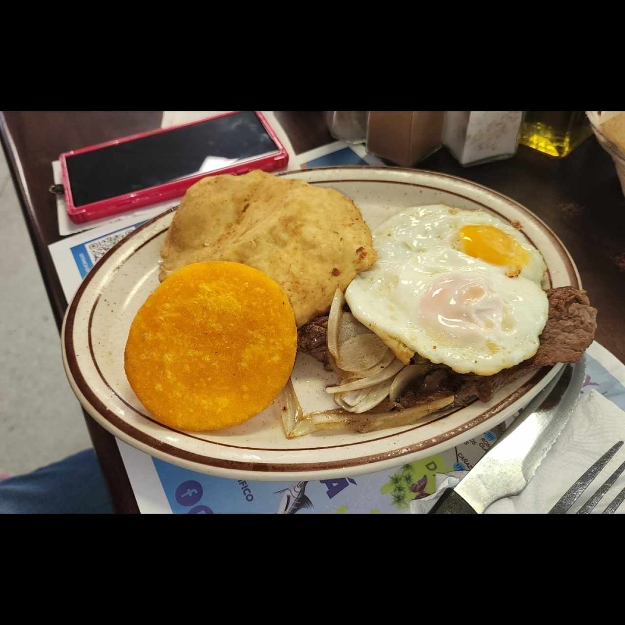 Bistec de hígado de res a caballo con tortilla y hojaldra