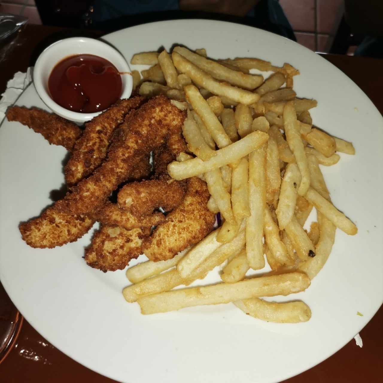Deditos de pollo, menú de niños. 