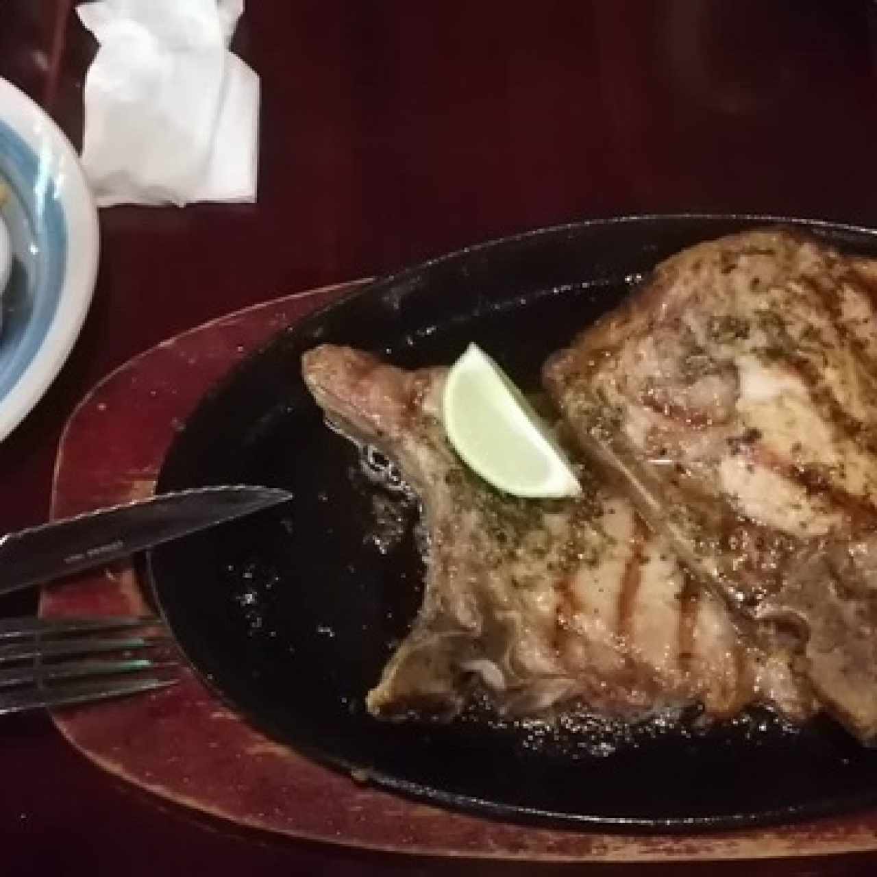Chuleta a la griega con acompañamiento