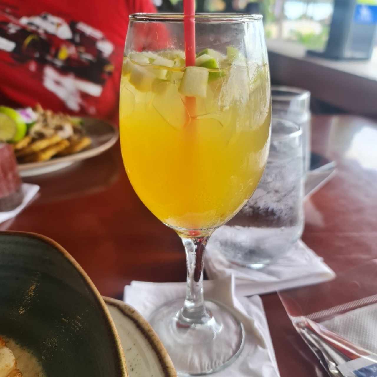 copa de sangría de vino blanco
