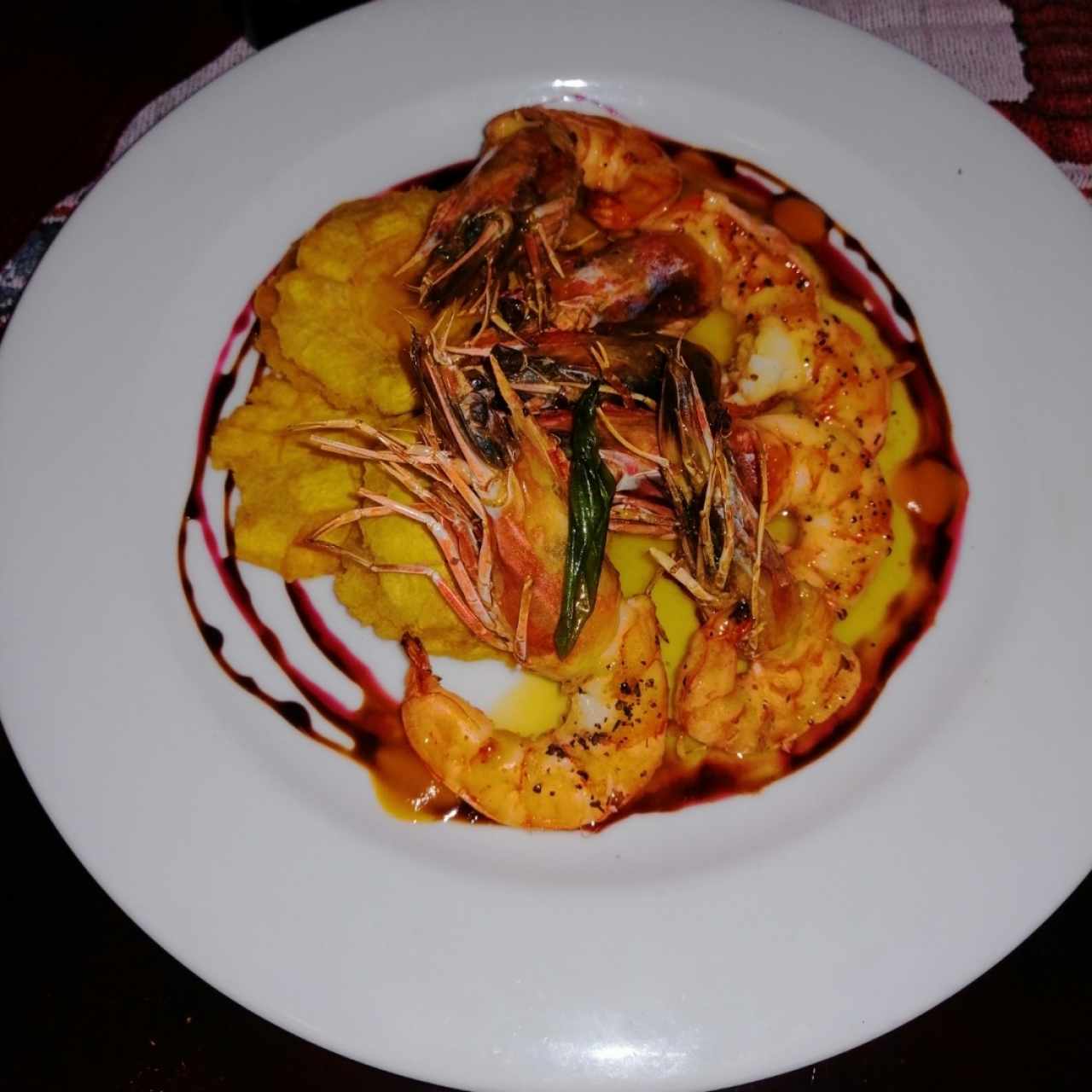 Langostino en salsa de maracuya con patacones