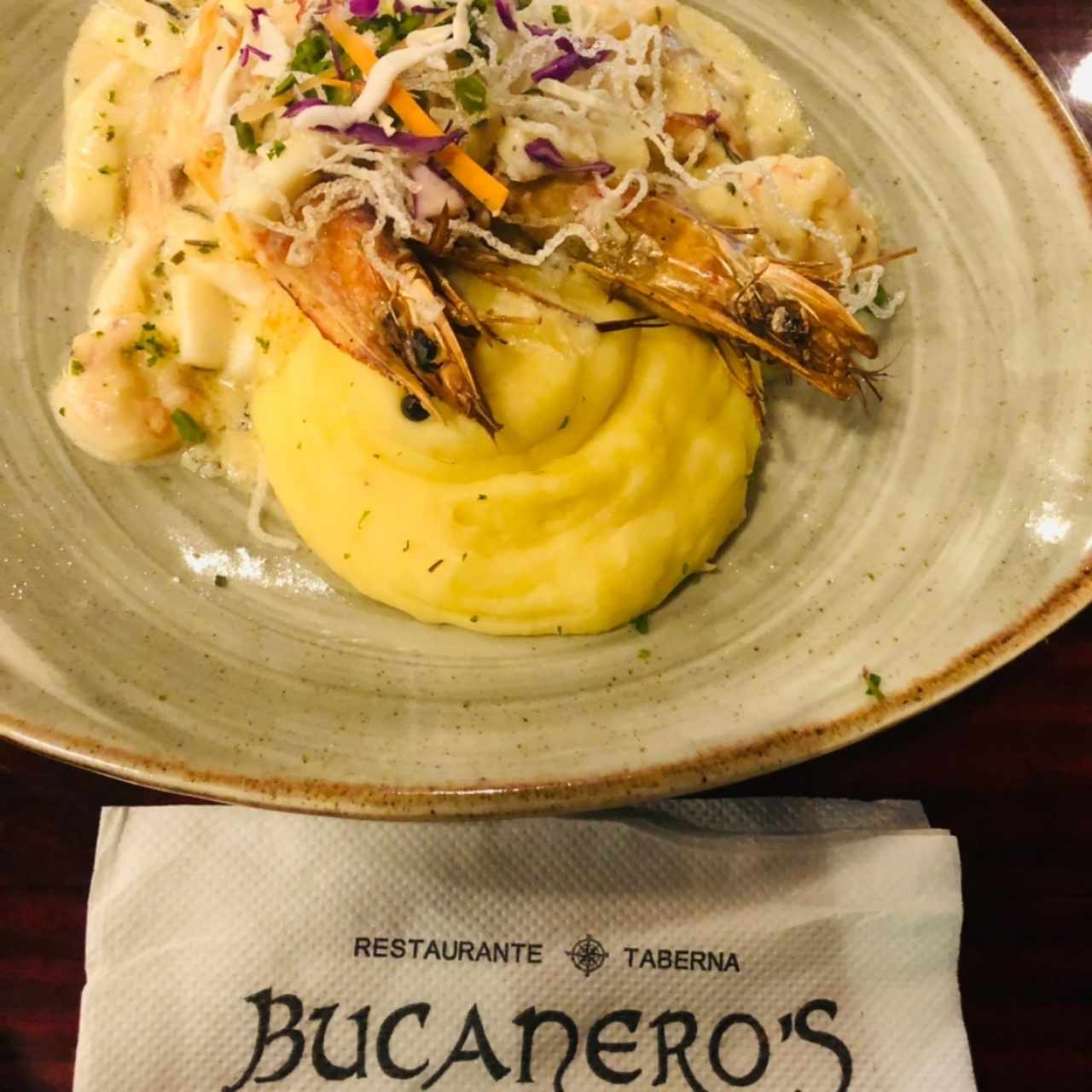 Corvina Sir Francis Drake (Servida en salsa blanca con langostinos)