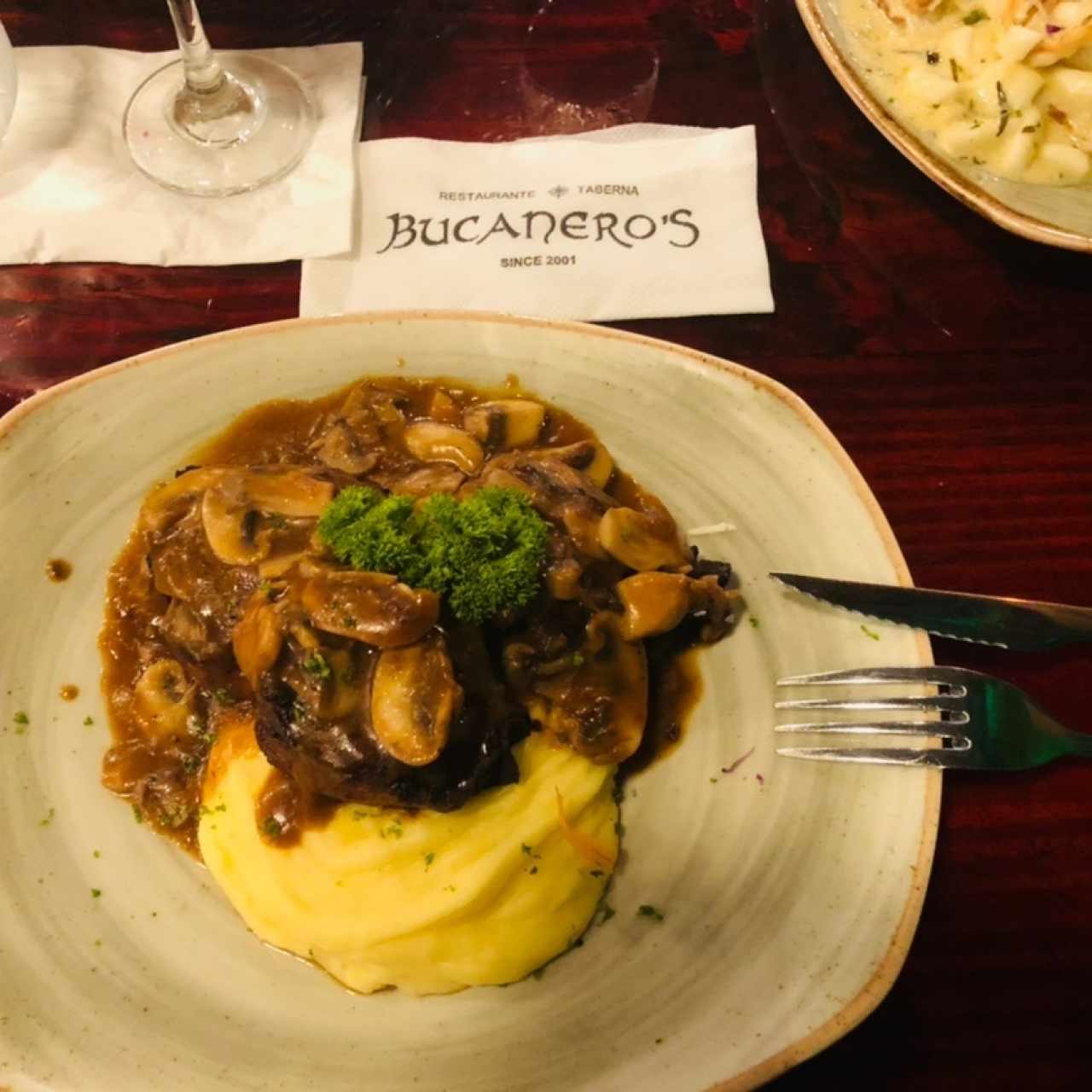 Filete Migñon con Champiñones (Tres medallones de Filete bordeado de bacon y champiñones frescos)