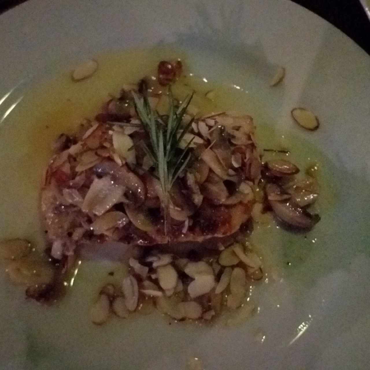 Corvina con almendras y hongos