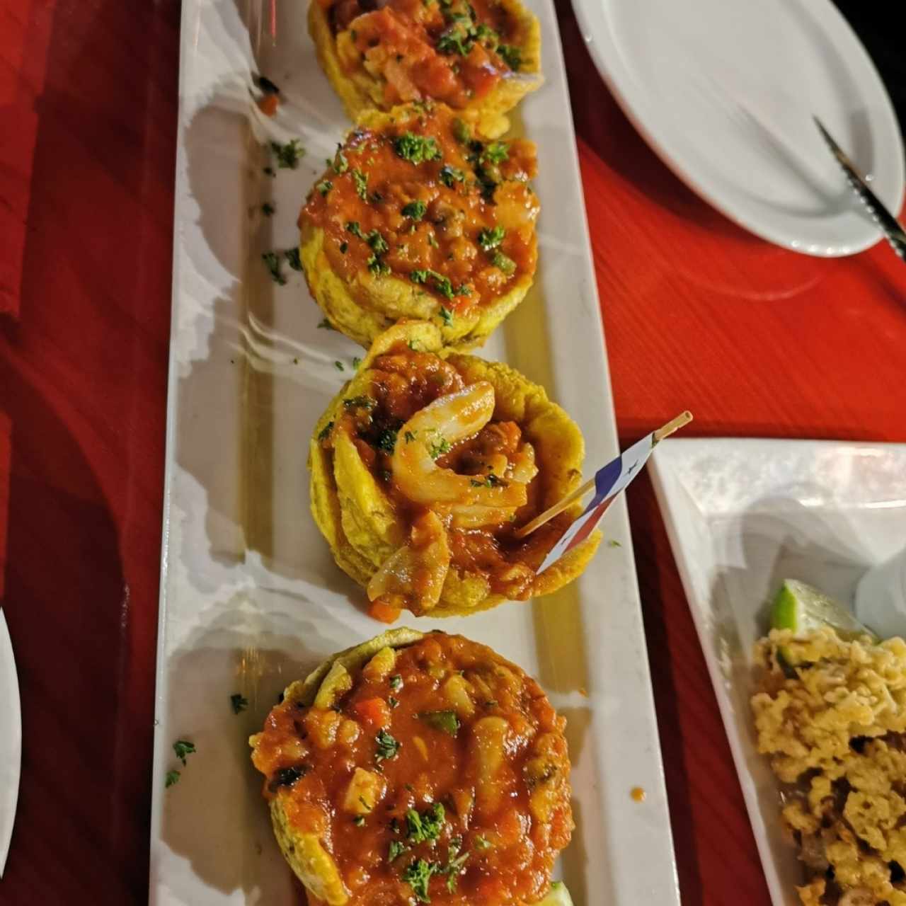 Patacones Rellenos de Mariscos en salsa roja