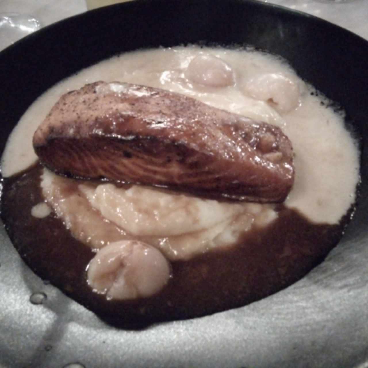 Salmón en salsa de liches