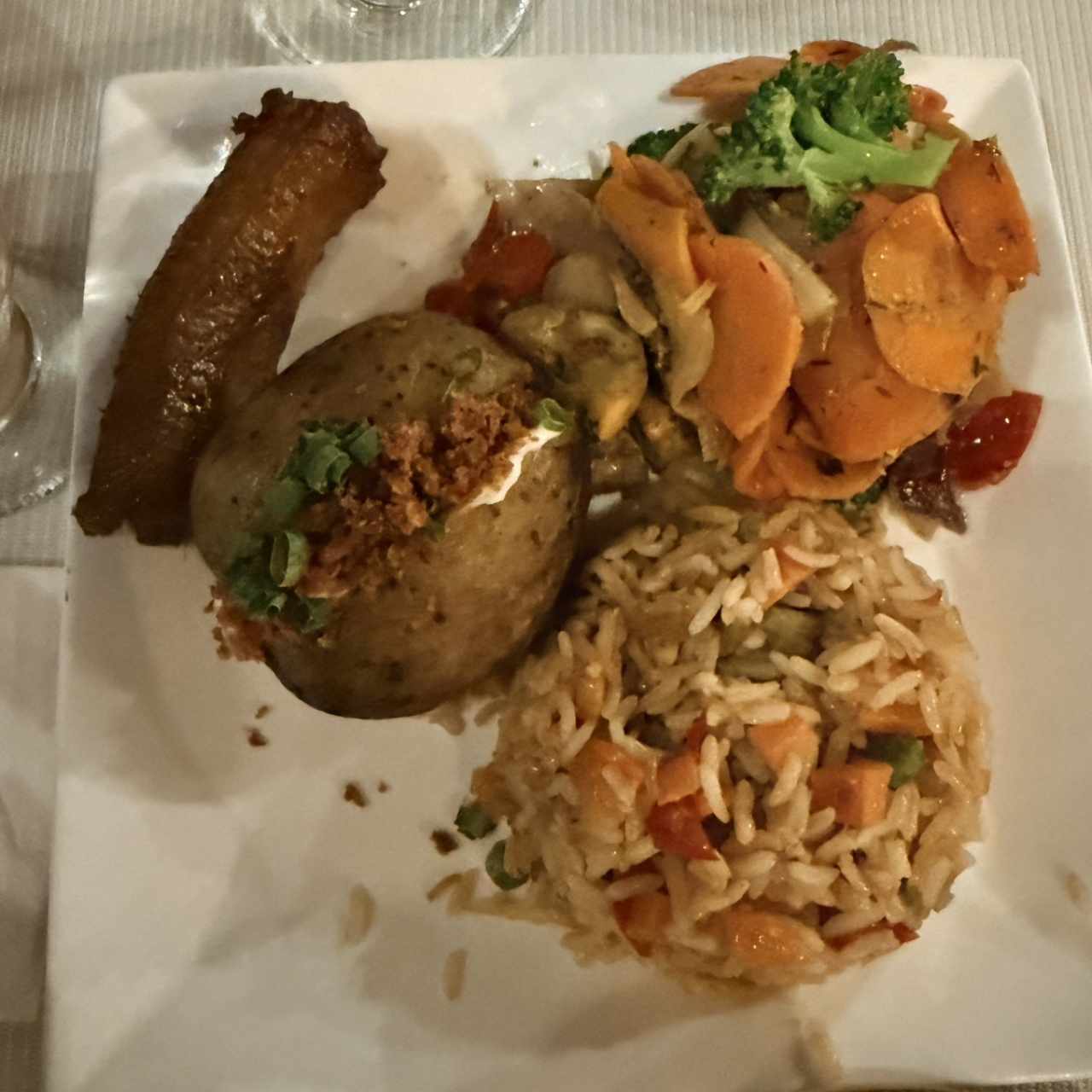 GUARNICION (Ensalada, papa, plátano maduro y arepa)