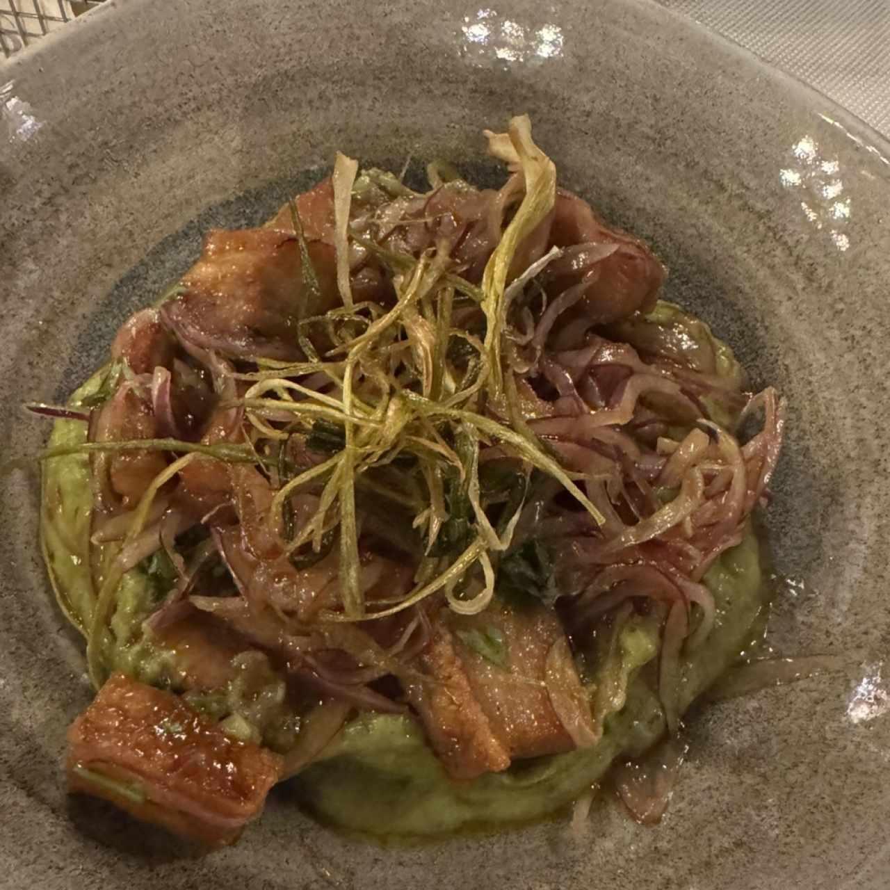 Ceviche de chicharon con aguacate.