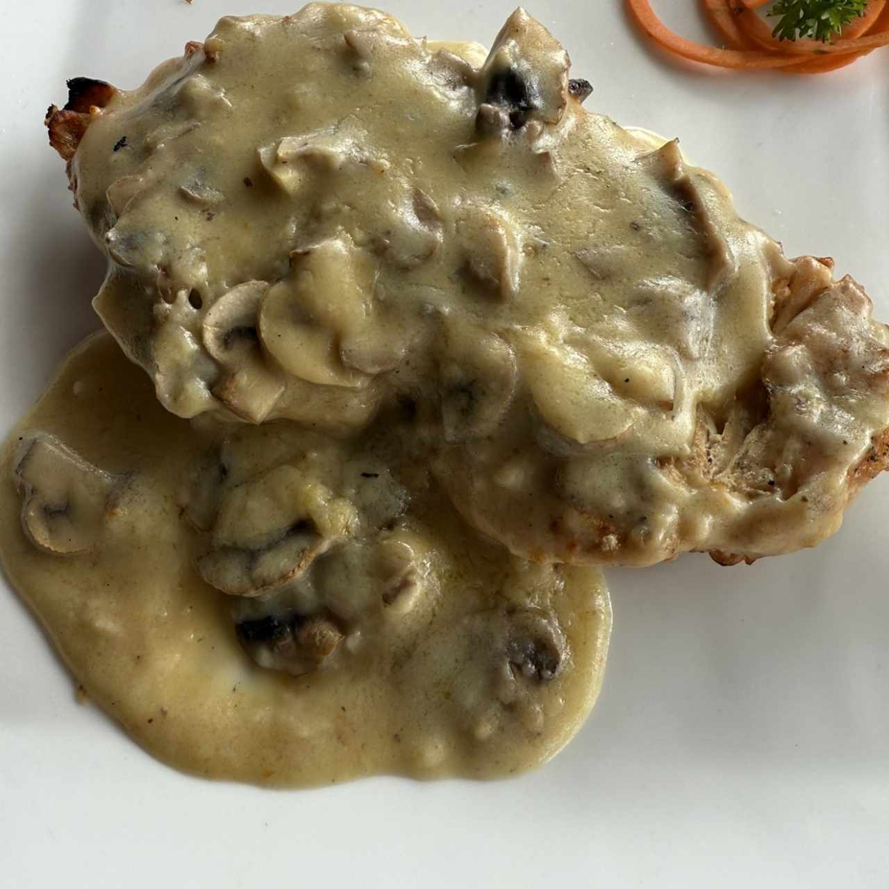 FILETE DE POLLO EN SALSA DE CHAMPIÑONES