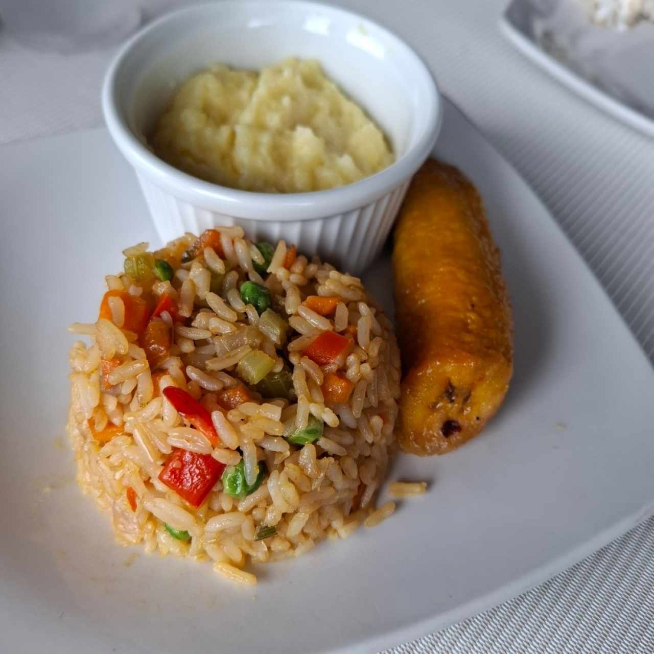 GUARNICION (Ensalada, papa, plátano maduro y arepa)