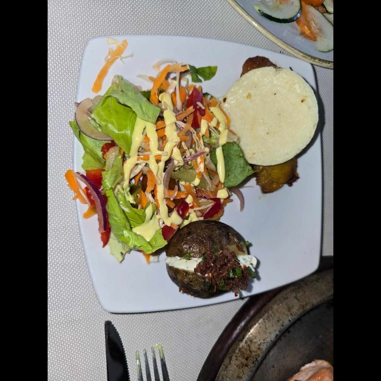 GUARNICION (Ensalada, papa, plátano maduro y arepa)
