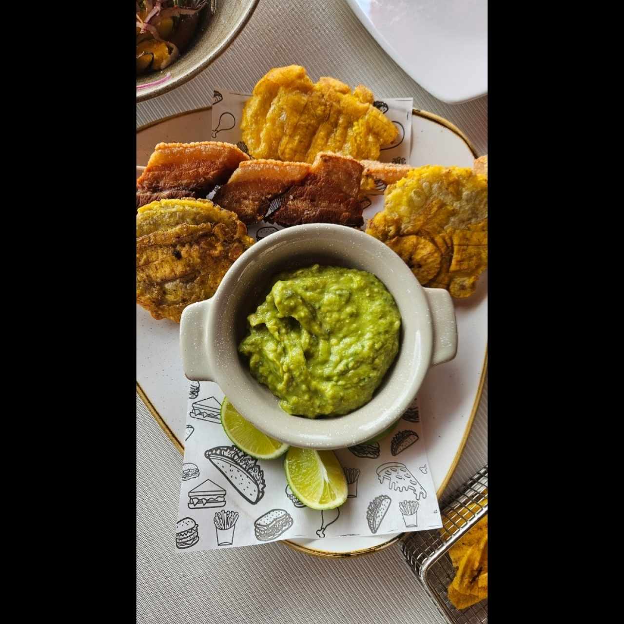 ENTRADAS - Chicharrón con patacones