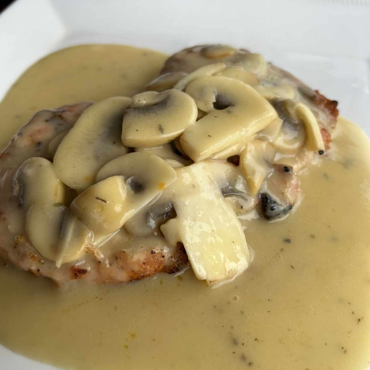 Filete de pollo en salsa de champiñones