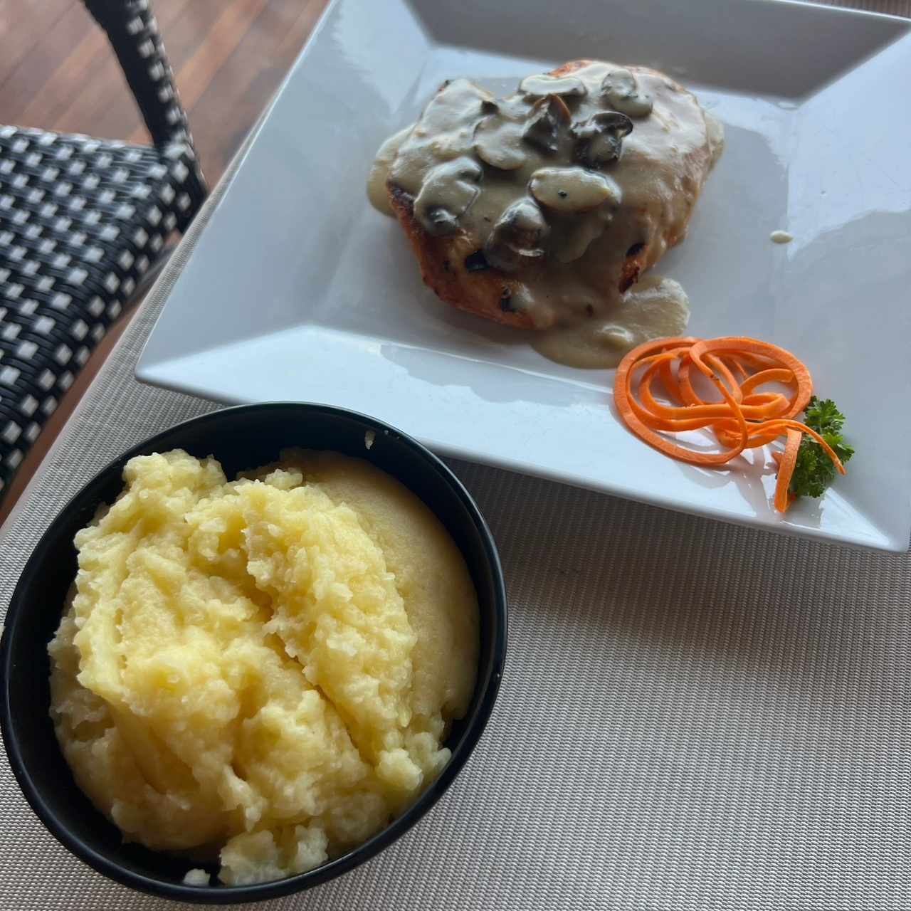 FILETE DE POLLO EN SALSA DE CHAMPIÑONES