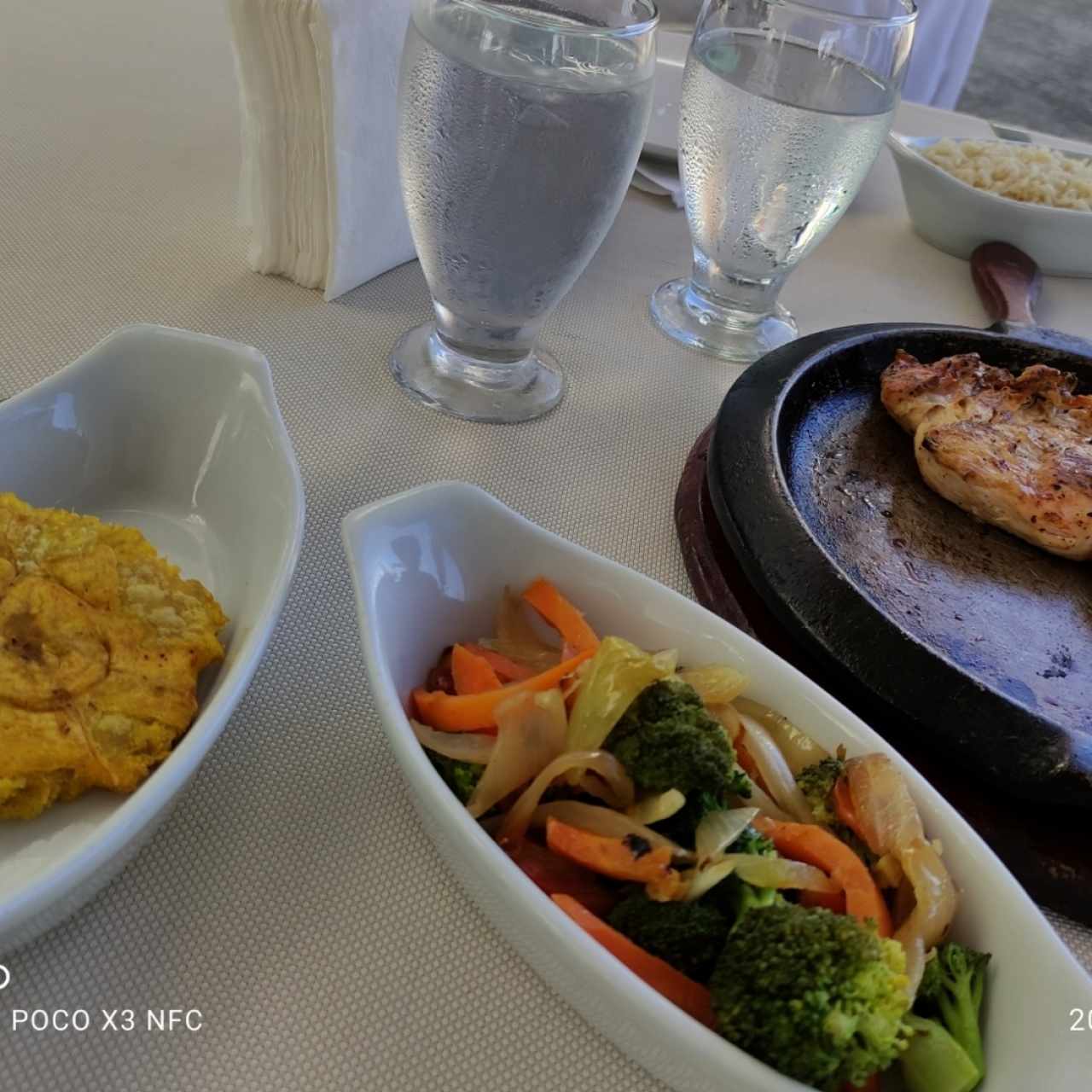 Pollo al carbón con vegetales.