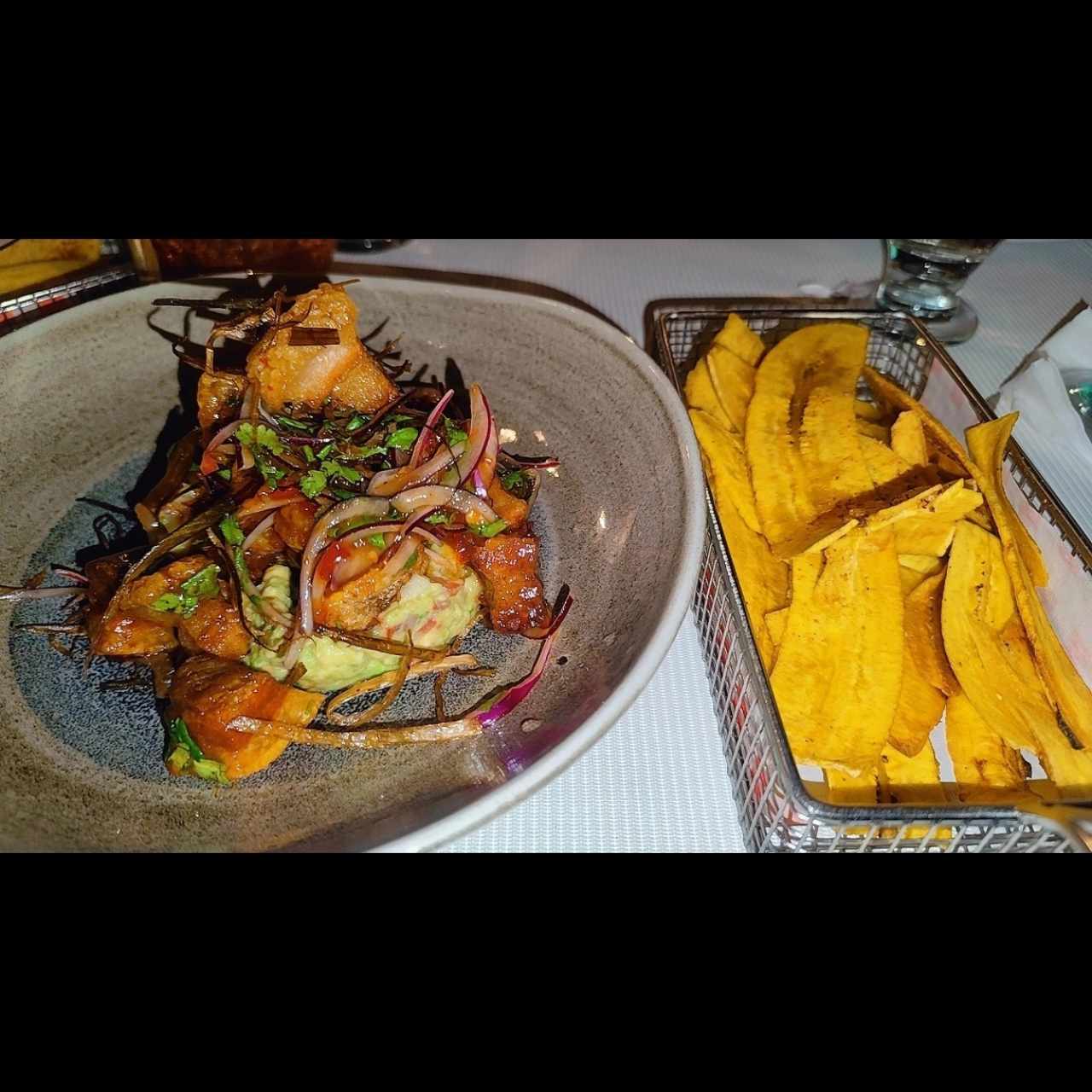 Ceviche de chicharon con aguacate.