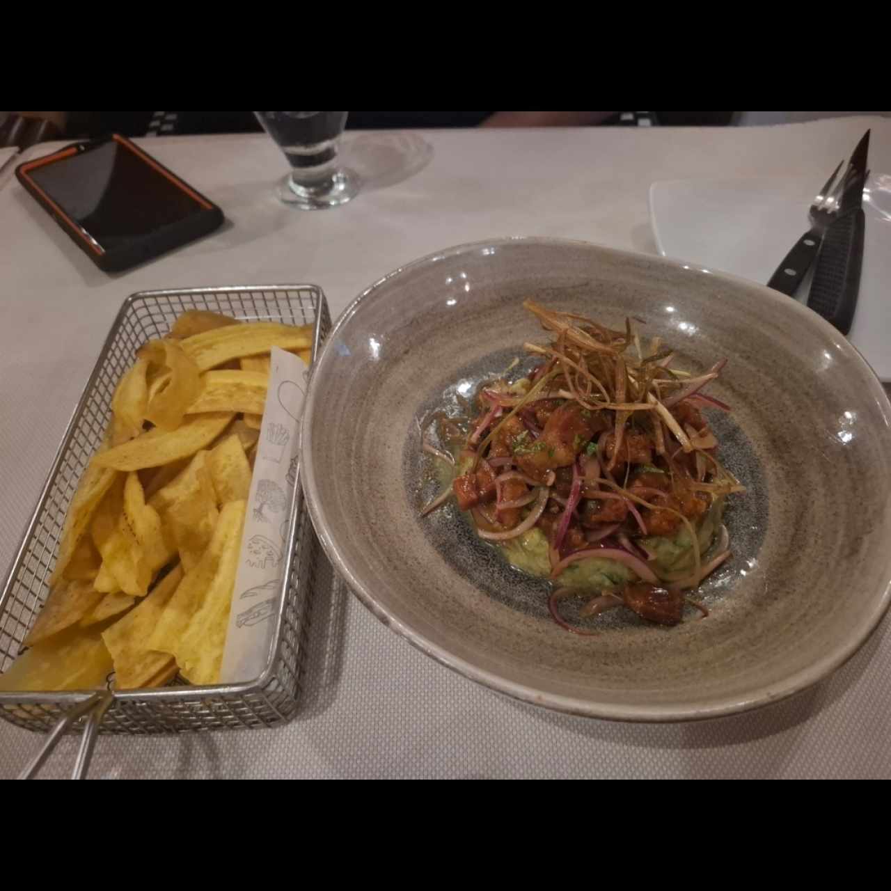 Ceviche de chicharon con aguacate.