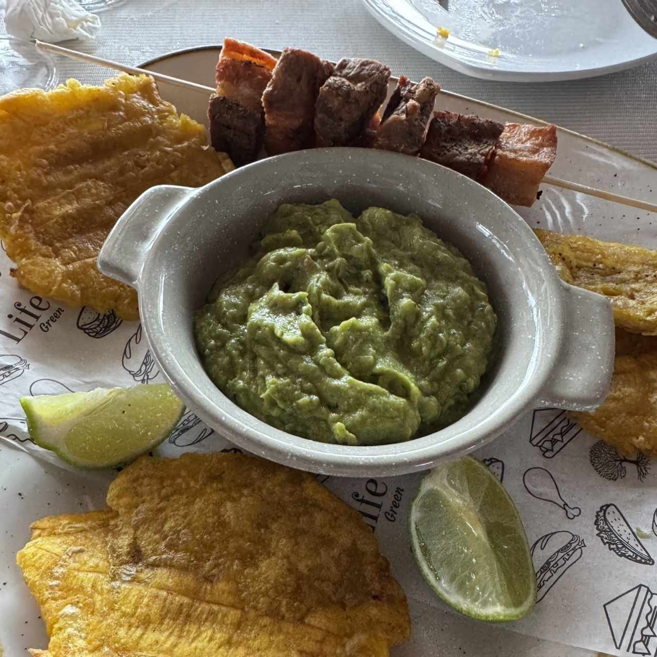 ENTRADAS - Chicharrón con patacones