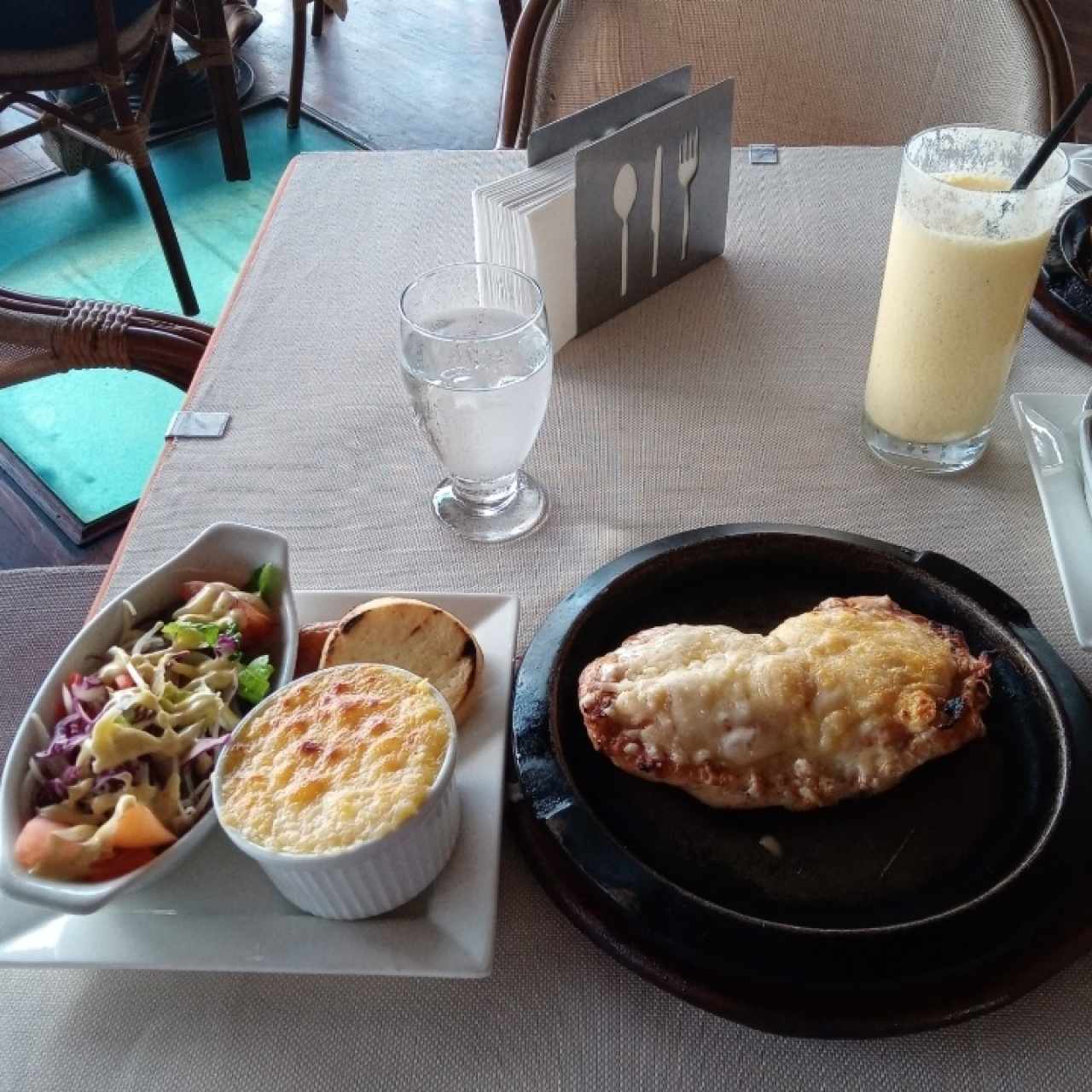 Pollo Gratinado con sus acompañamientos 