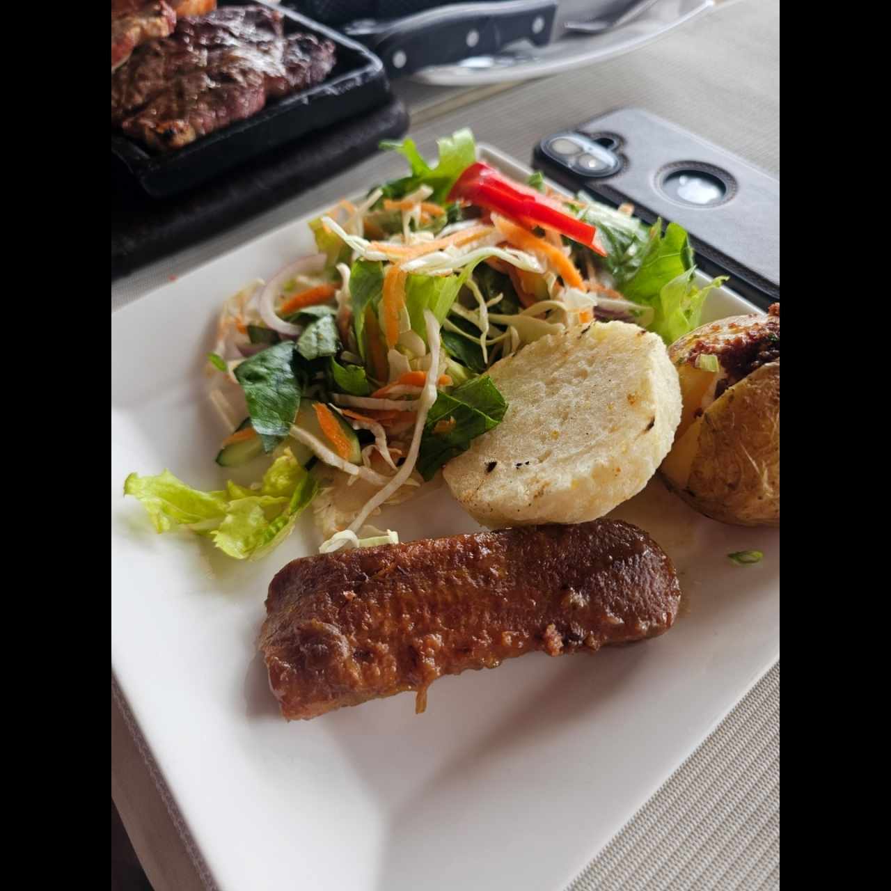 GUARNICION (Ensalada, papa, plátano maduro y arepa)