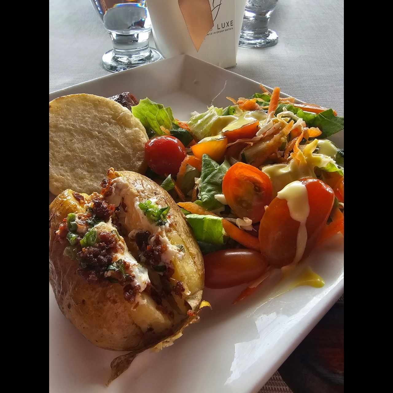 GUARNICION (Ensalada, papa, plátano maduro y arepa)