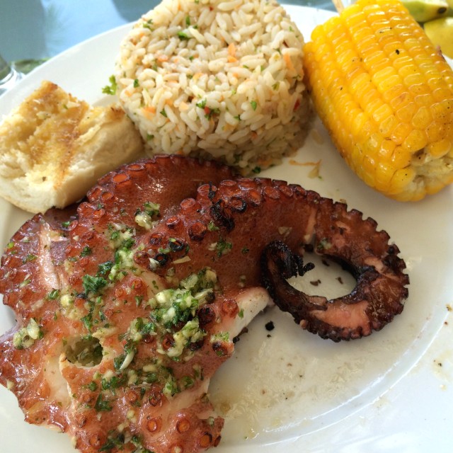 Pulpo al carbón con arroz pencas. 