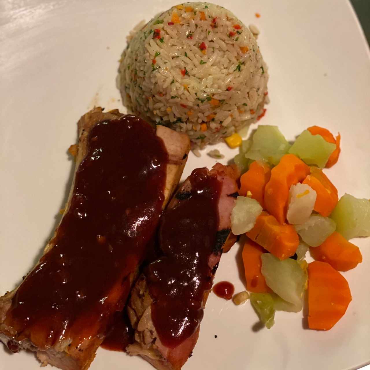 Costillas con salsa de guayaba y arroz pencas