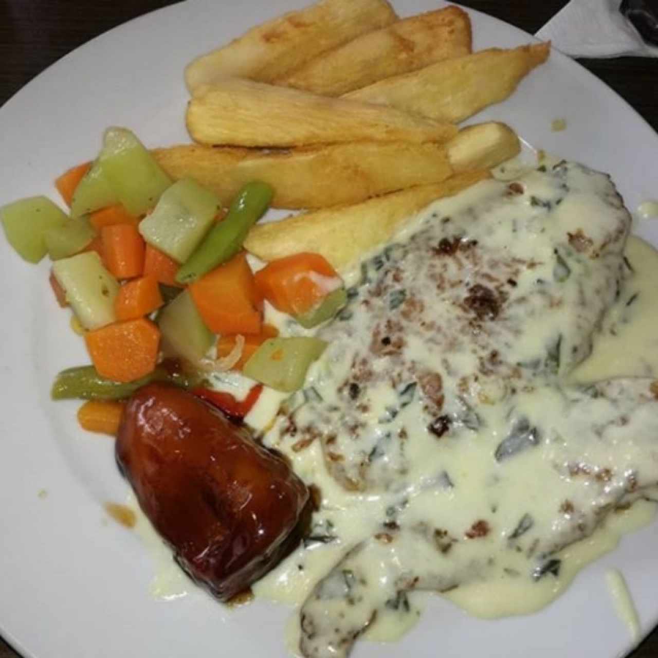 pescado en salsa de espinaca, acompañado de yucas y vegetales