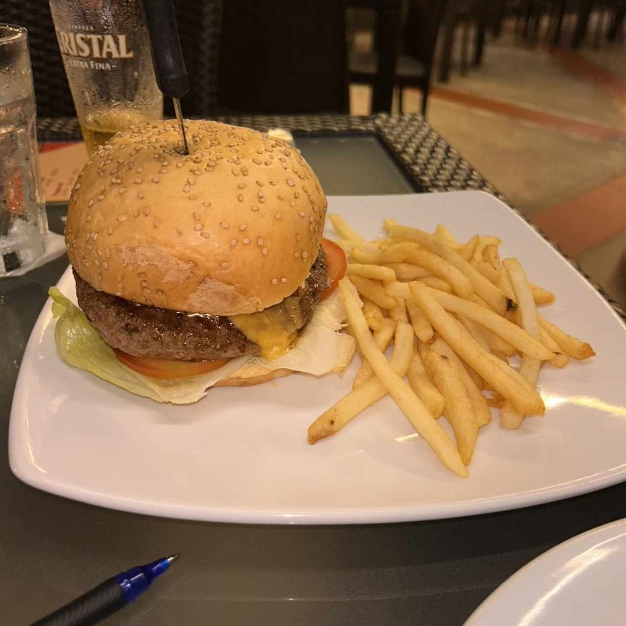 Hamburguesa con papas fritas