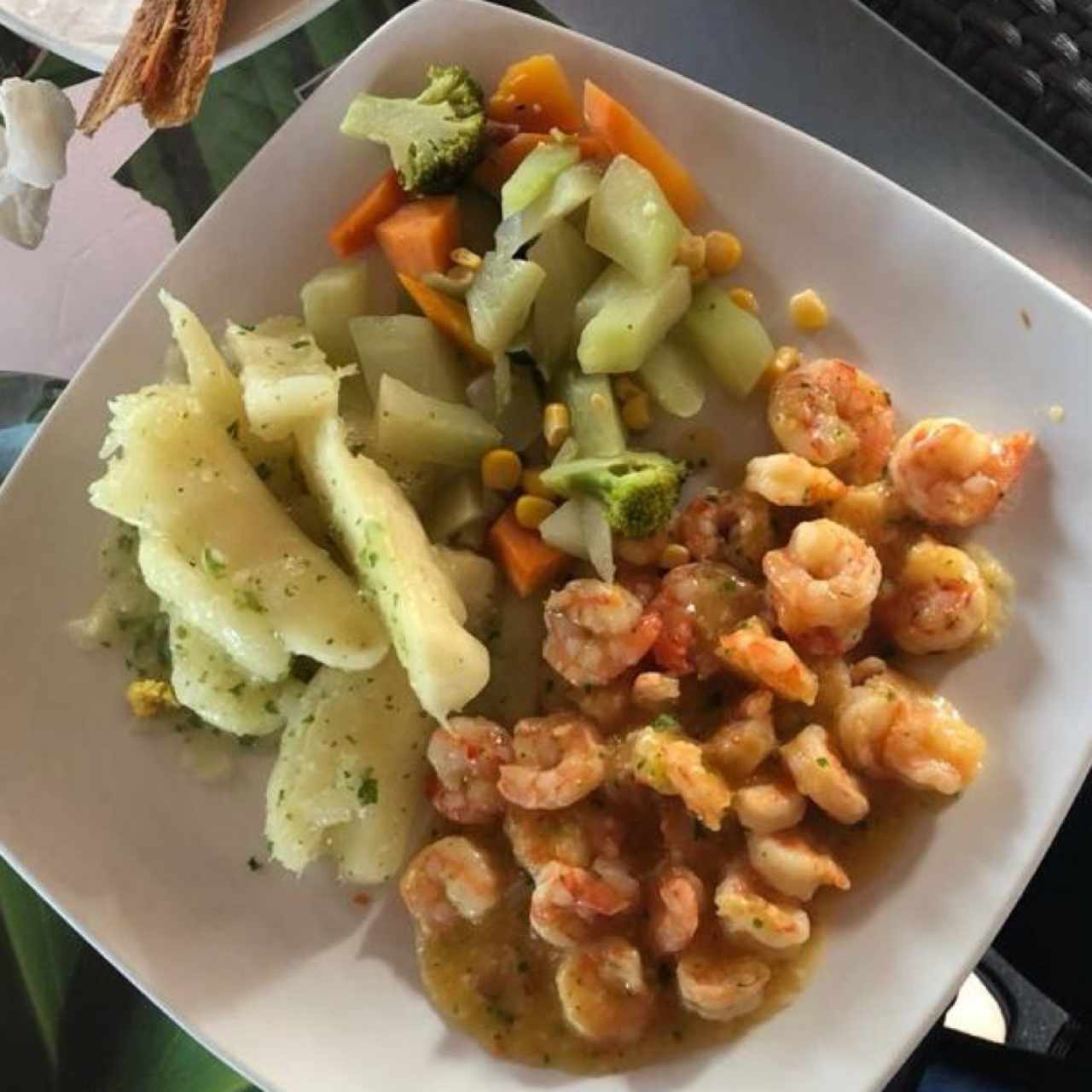 Camarones al ajillo con yuca al mojo. 