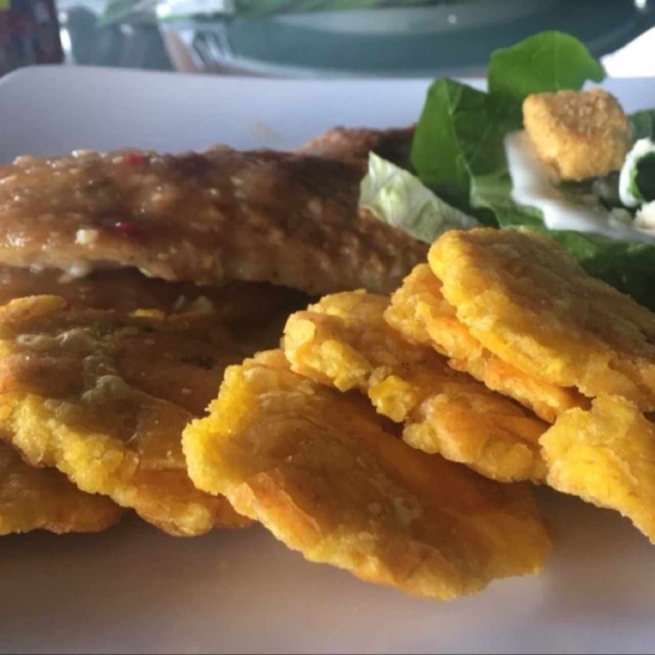 Corvina al ajillo con patacones