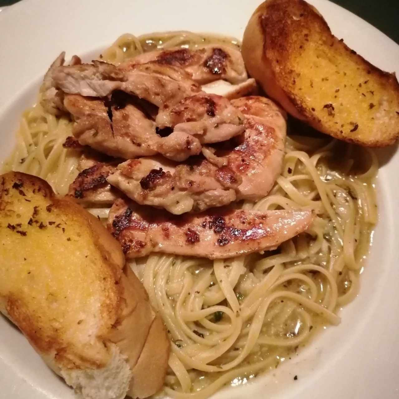 Lenguini al Óleo con Pollo