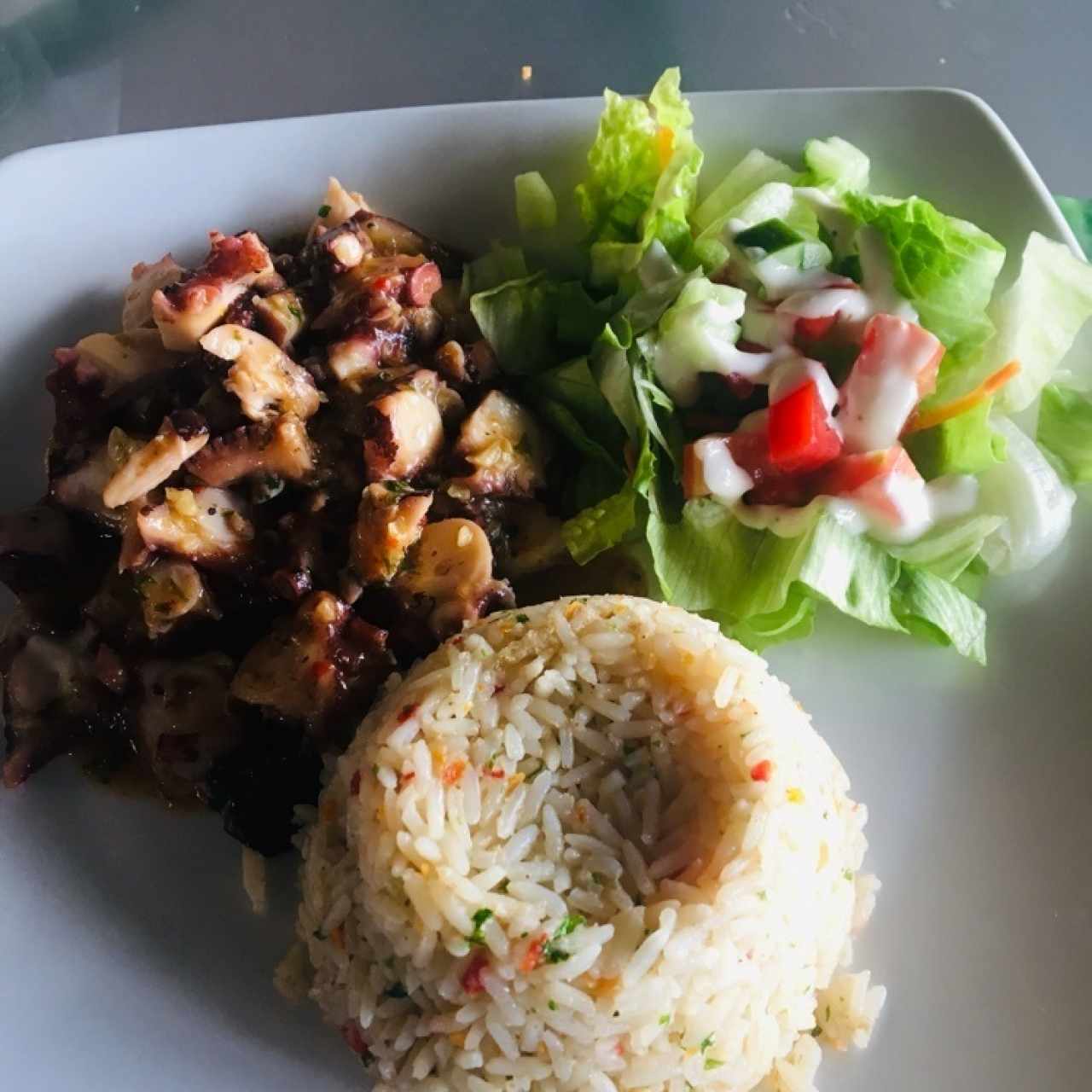 Pulpo al ajillo acompañado de arroz Pencas y ensalada