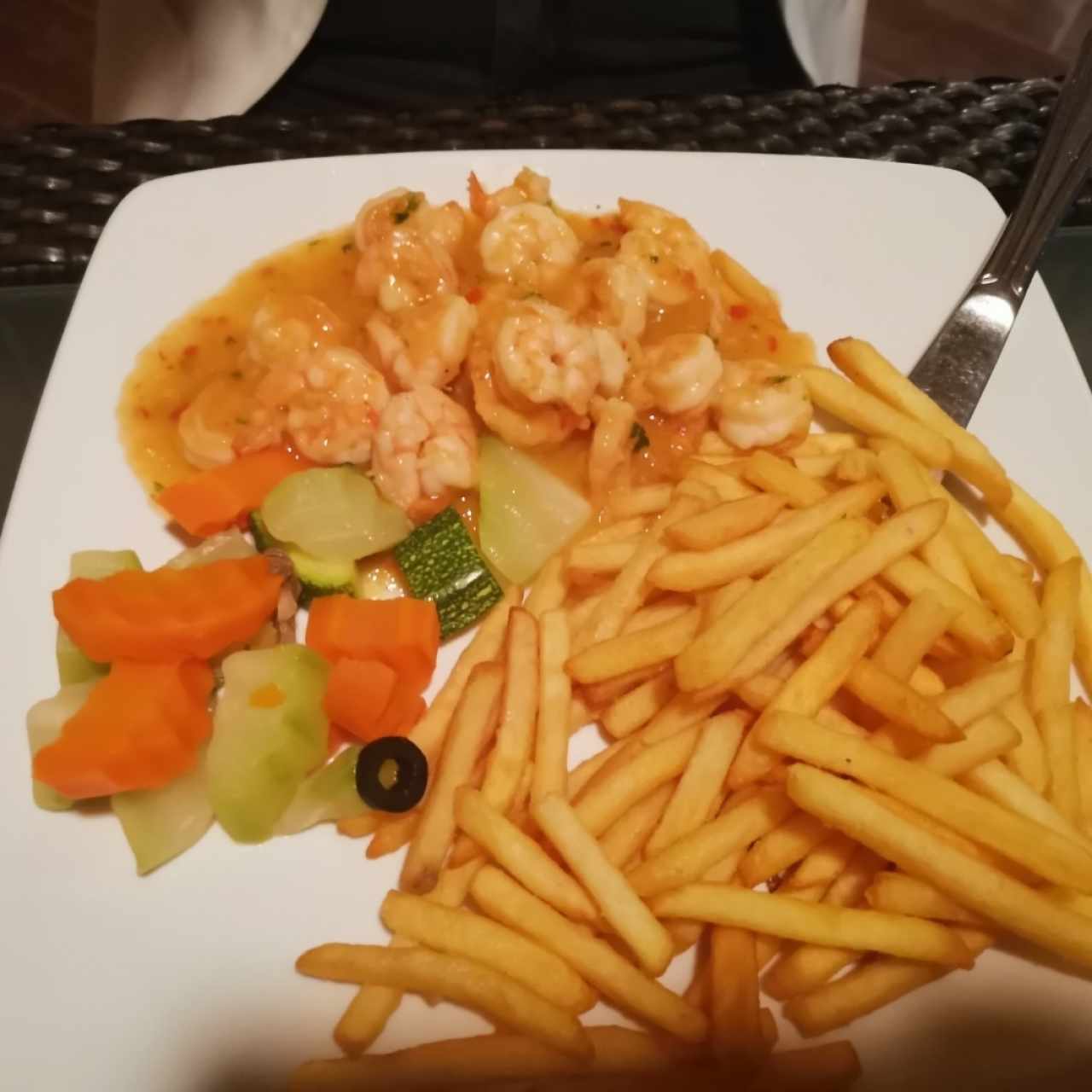 camarones al ajillo + papas fritas 