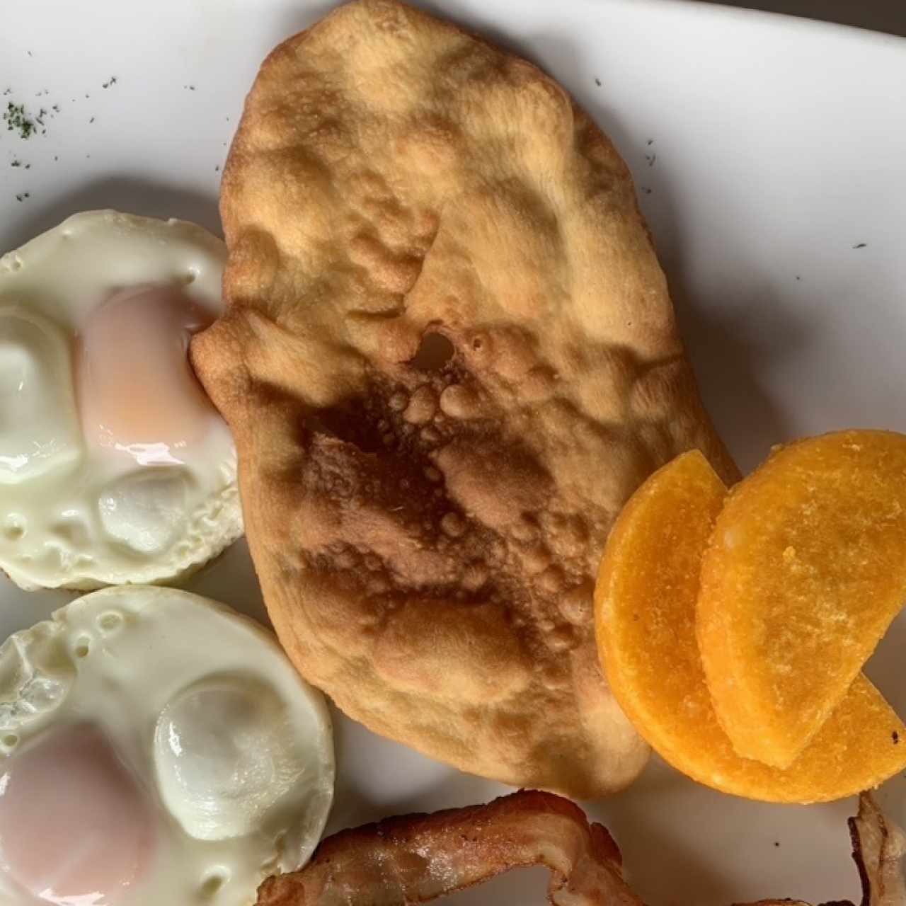 Huevos al gusto con hojaldre