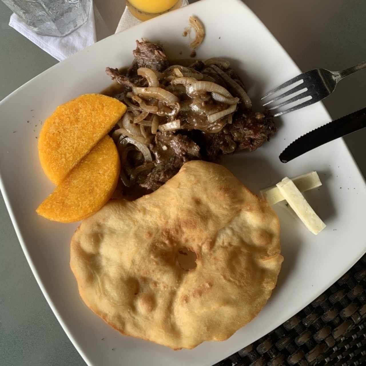 Bistec de carne con hojaldre y tortilla