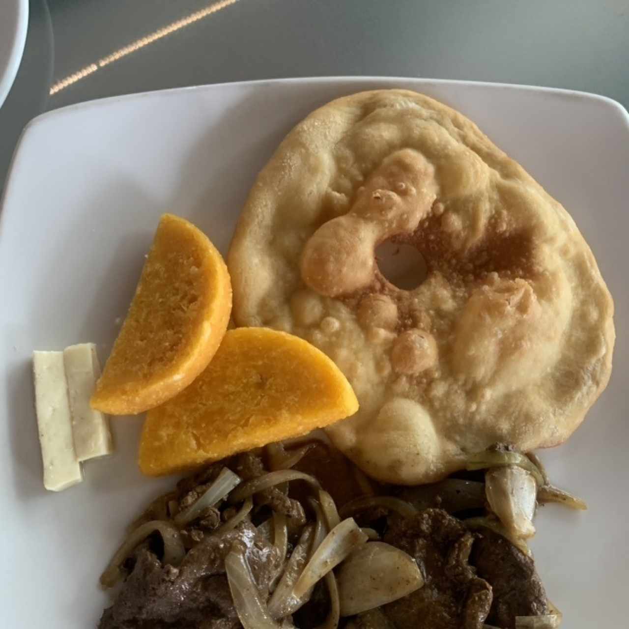 Bistec de higado ensebollado