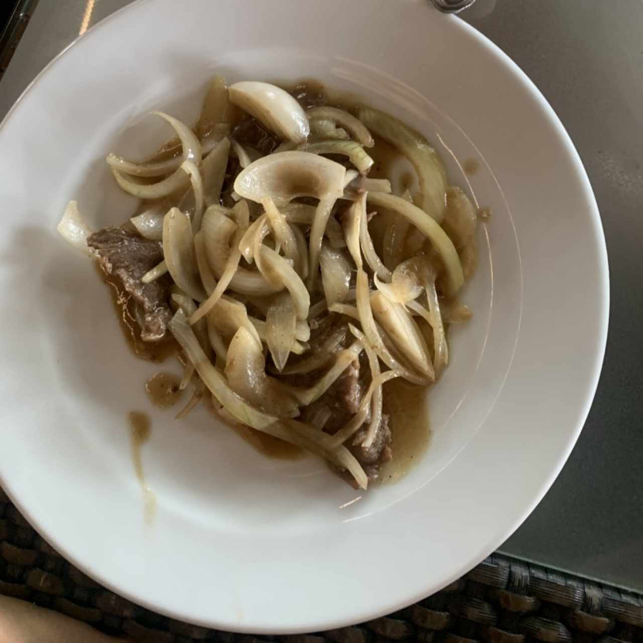Bistec de carne encebollado