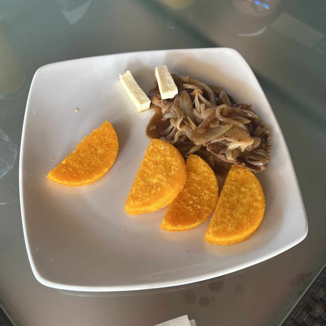 Bistec encebollado con tortillas 