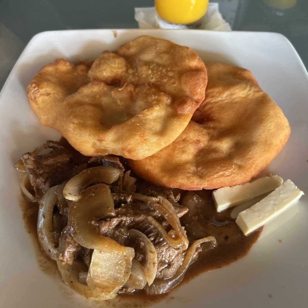 Bistec encebollado con hojaldre 