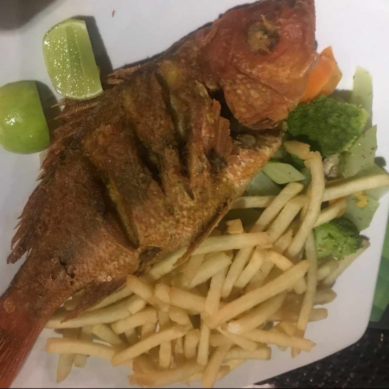 Pargo Frito con Papitas fritas. 