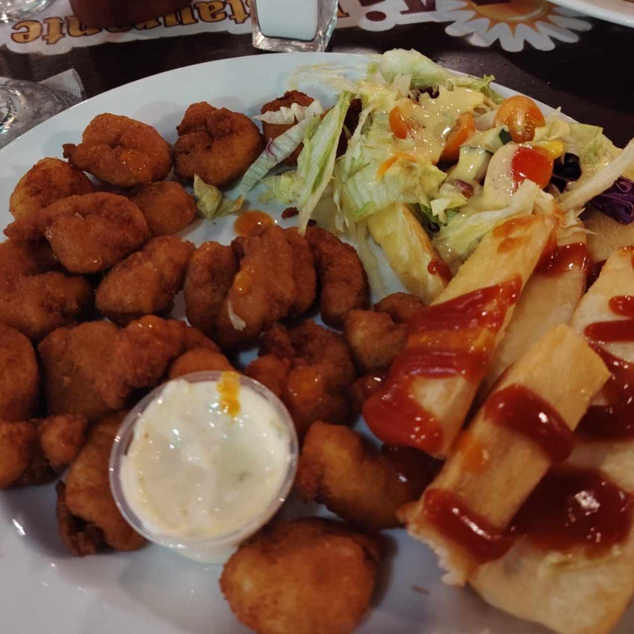 Camarones apanados con yuca frita