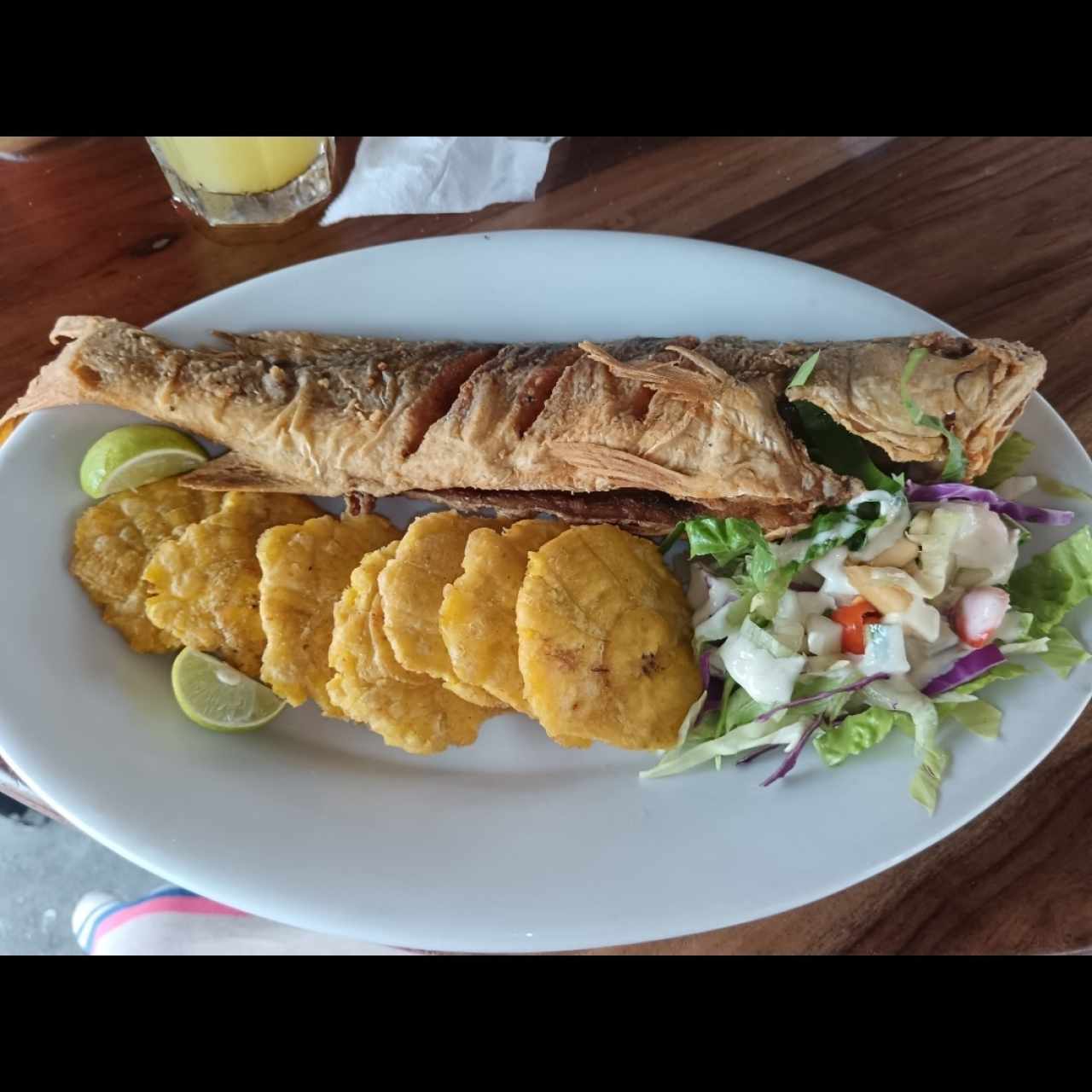 Corvina Entera Frita con patacones 