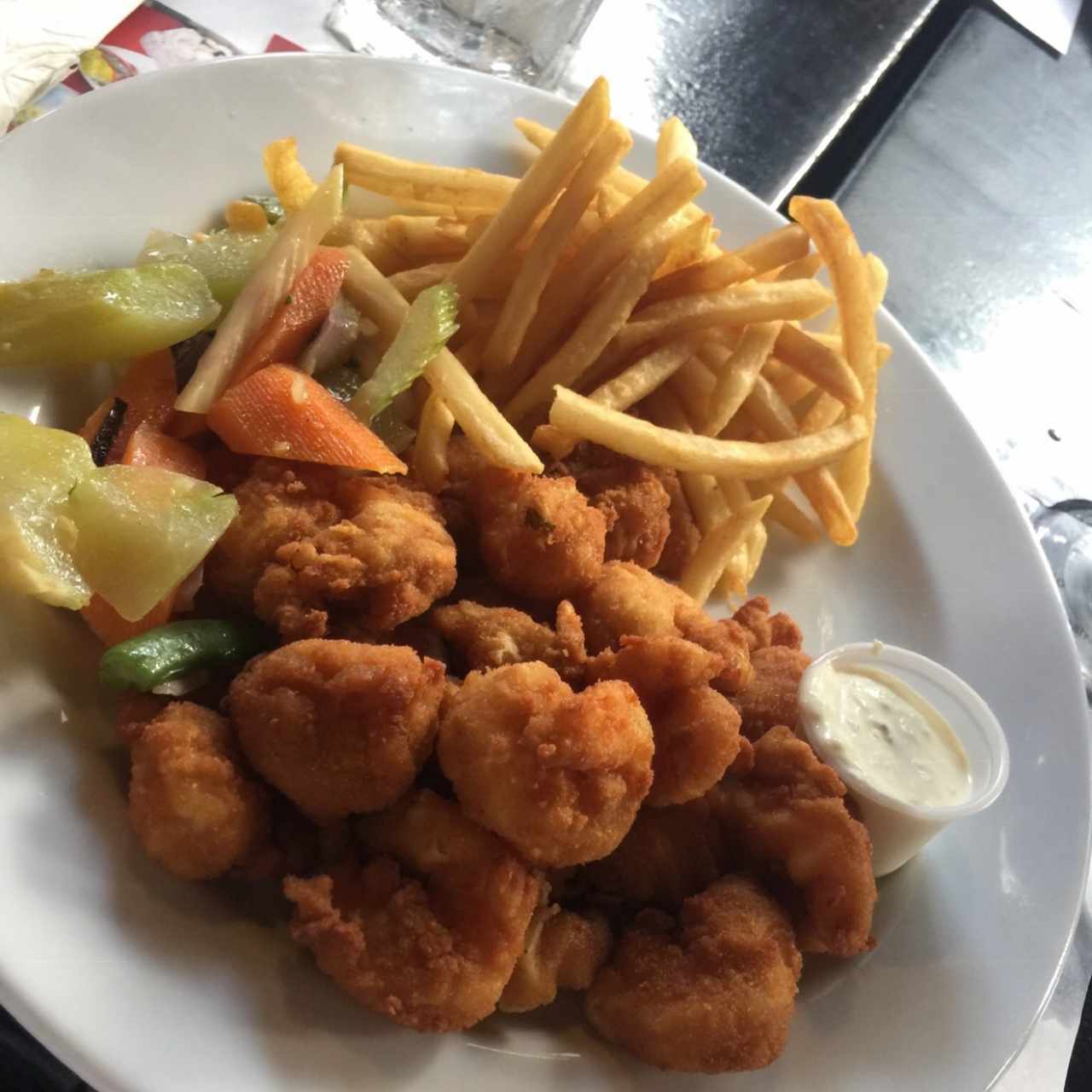 camarones apanados con papas fritas