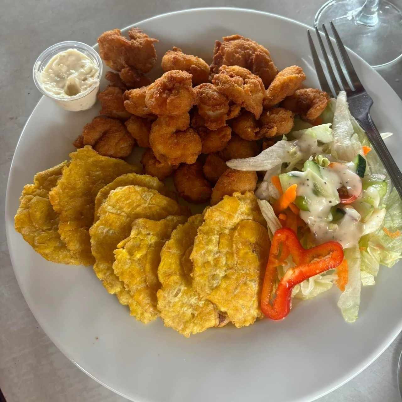 Camarones apanados con patacones